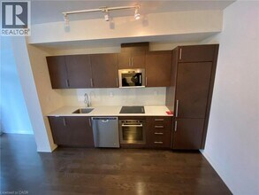 460 Adelaide St E in Toronto, ON - Building Photo - Building Photo