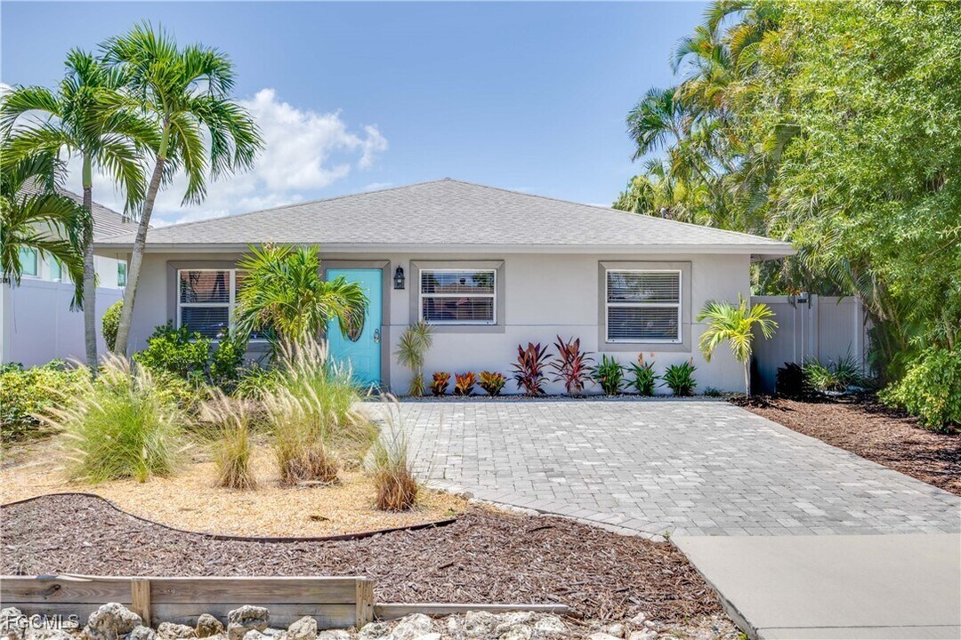 668 94th Ave N in Naples, FL - Foto de edificio