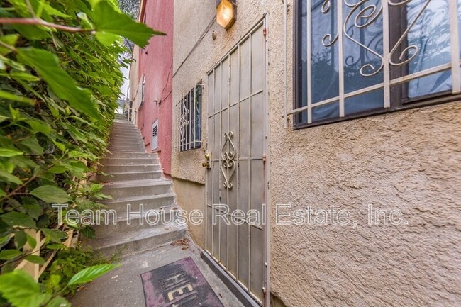 5845 S Mansfield Ave in Los Angeles, CA - Building Photo - Building Photo
