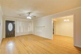 5902 Hornwood Dr in Houston, TX - Foto de edificio - Building Photo