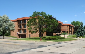 Parklawn Manor in Edina, MN - Building Photo - Building Photo