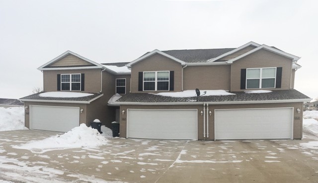 Verity Lane Triplex in Mandan, ND - Building Photo