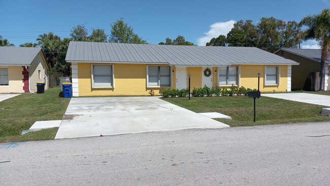 4820 SE Salvatori Rd in Stuart, FL - Foto de edificio - Building Photo