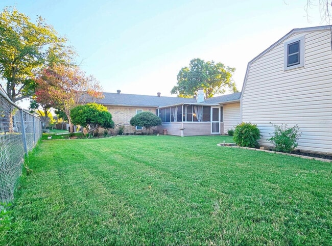 1609 San Antonio Ln in Garland, TX - Foto de edificio - Building Photo