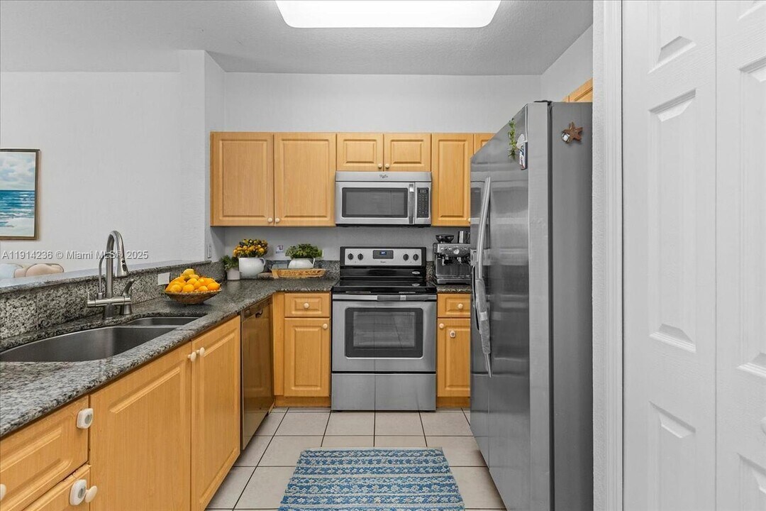 8245 NW 108th Ave in Doral, FL - Building Photo