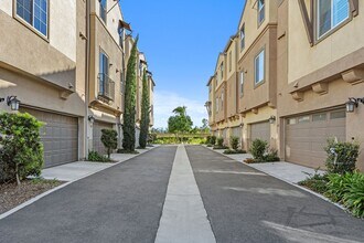 1249 Via Lucero in Oceanside, CA - Foto de edificio - Building Photo