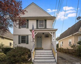 75 Maxwell Ave in Oyster Bay, NY - Building Photo