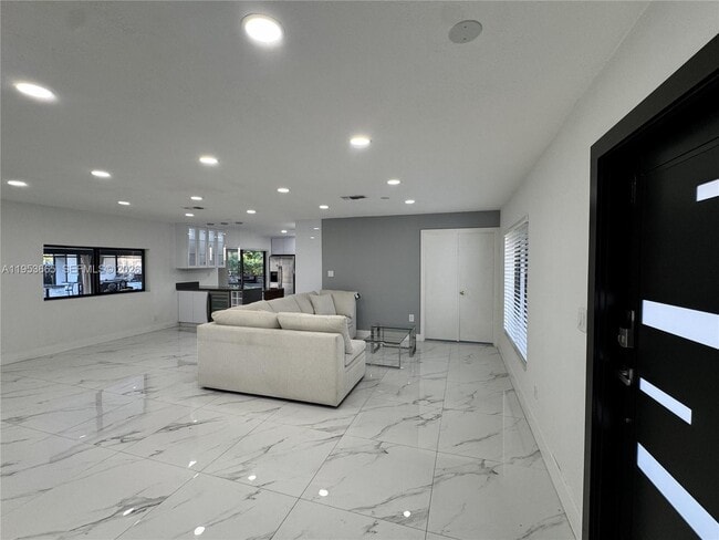 10394 Fairway Heights Blvd in Miami, FL - Building Photo - Building Photo