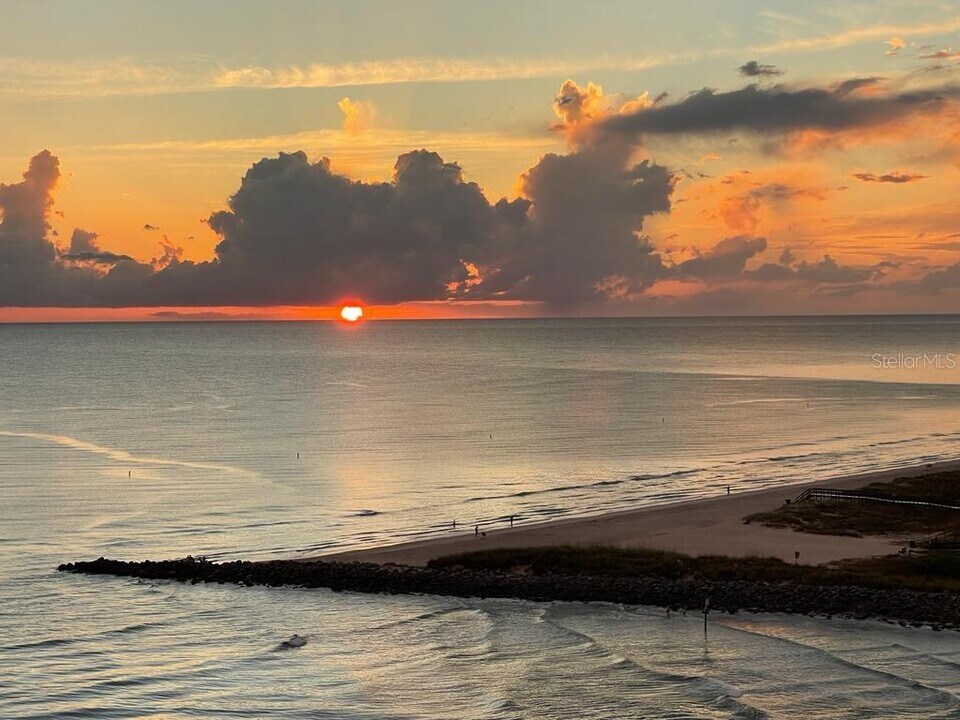 7100 Sunset Way in St Pete Beach, FL - Building Photo