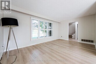 586 Creekview Cir in Pickering, ON - Building Photo - Building Photo