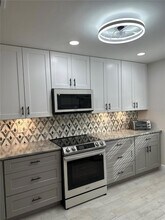 19029 US Hwy 19 N in Clearwater, FL - Foto de edificio - Building Photo