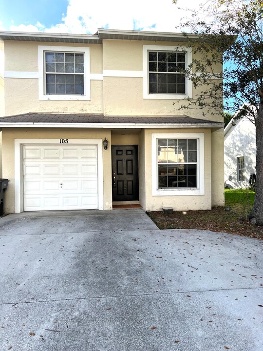 105 Pheasant Run Blvd in West Palm Beach, FL - Building Photo
