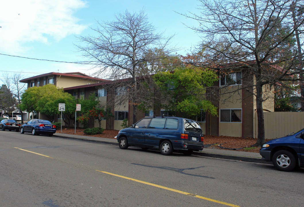 Bridge View Apartments in San Rafael, CA - Building Photo