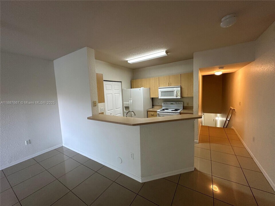 2303 Belmont Ln in North Lauderdale, FL - Building Photo