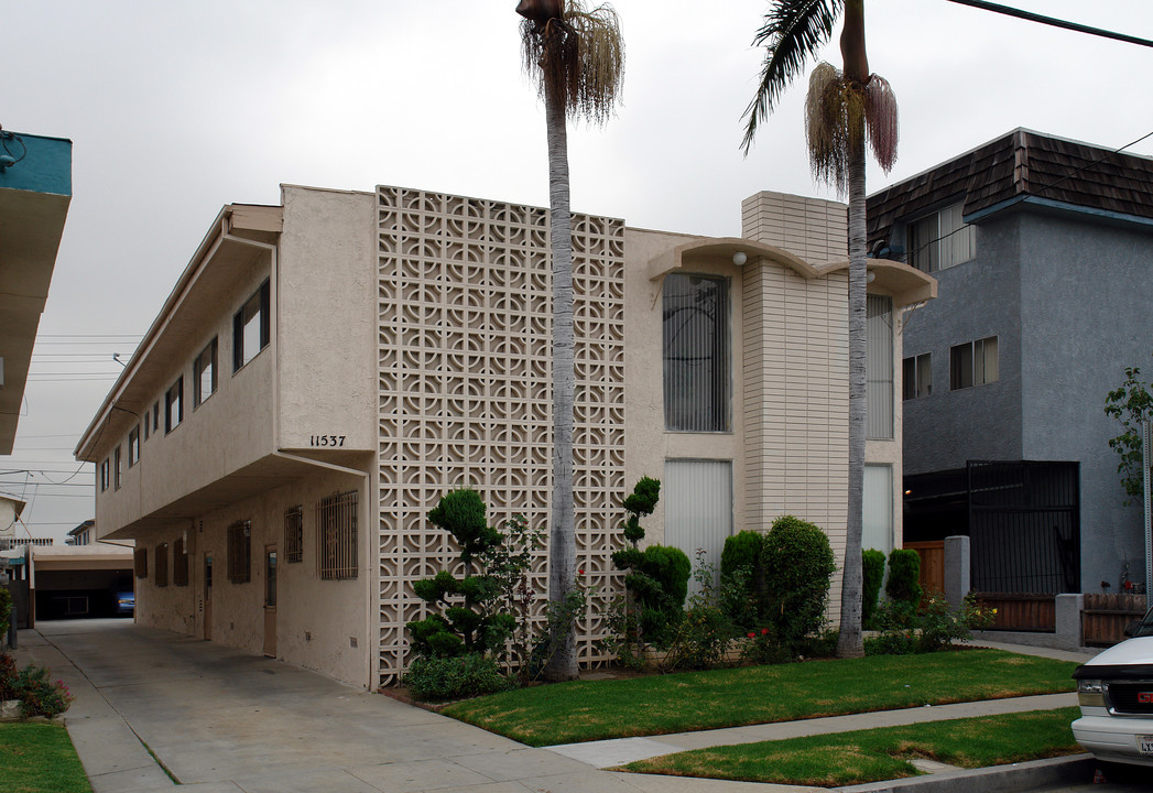 11537 Gale Ave in Hawthorne, CA - Building Photo