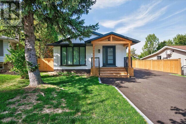 75 Britten Close in Hamilton, ON - Building Photo - Building Photo