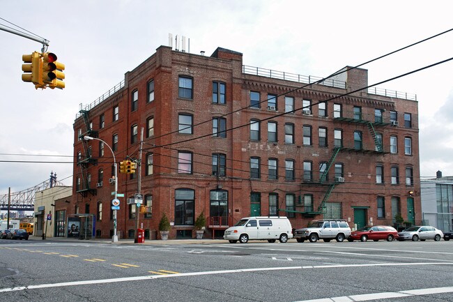 901 44th Dr in Long Island City, NY - Building Photo - Building Photo