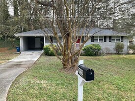 2932 Heather Dr in East Point, GA - Building Photo