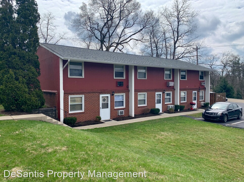 401 Moon Clinton Rd in Coraopolis, PA - Building Photo