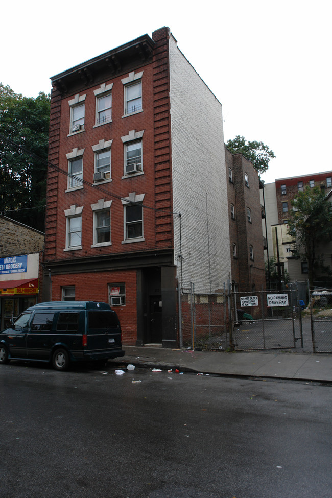 22 Lawrence Pl in Yonkers, NY - Foto de edificio - Building Photo