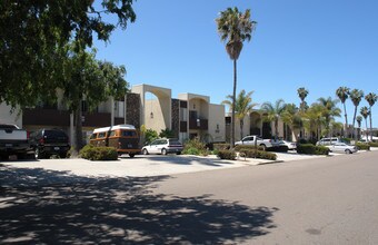 1707 Chalcedony St in San Diego, CA - Foto de edificio - Building Photo