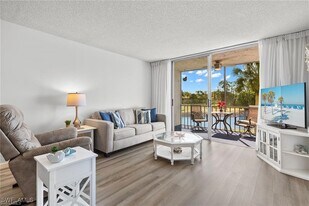 200 Forest Lakes Blvd in Naples, FL - Building Photo
