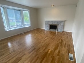 1050 Tacoma Ave NE in Renton, WA - Building Photo - Building Photo