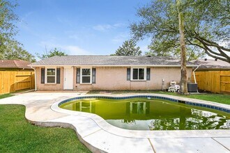 4922 Crestway Dr in La Porte, TX - Building Photo - Building Photo