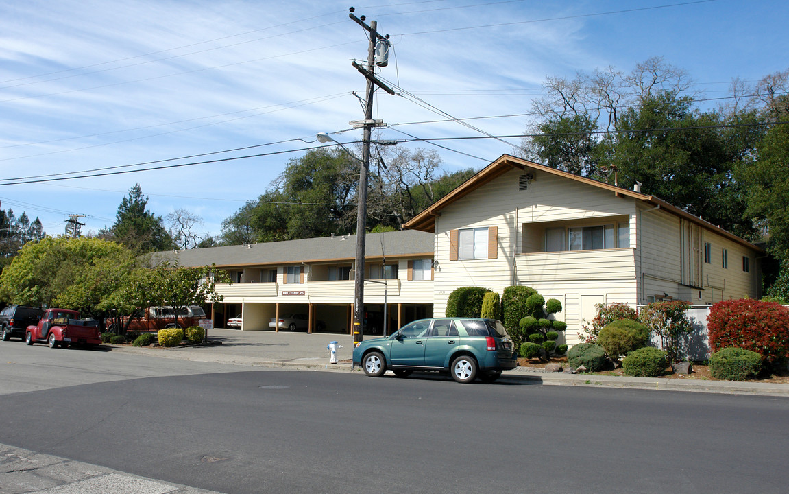 Town and Country Apartments in Santa Rosa, CA - Building Photo