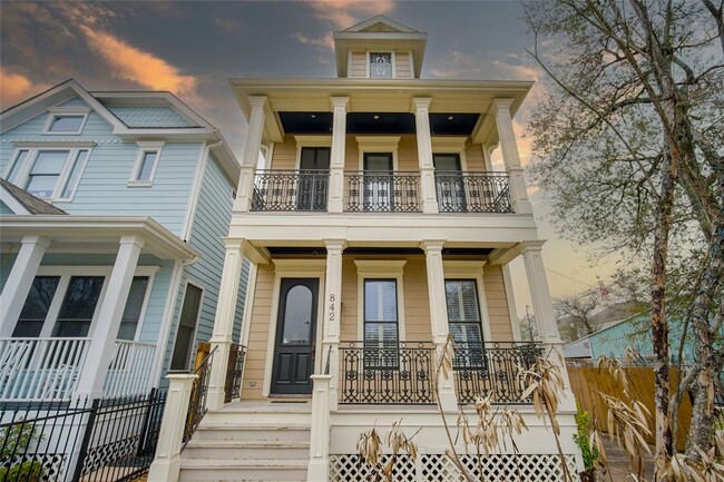 property at 842 W 22nd St
