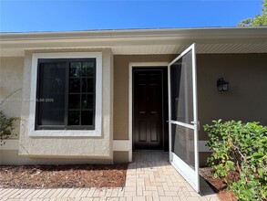 7550 Meadow Lakes Dr in Naples, FL - Building Photo - Building Photo