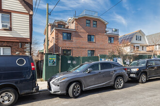 39-20 214th Pl in Bayside, NY - Building Photo - Building Photo