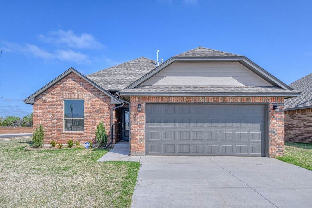 9341 Northwest 142nd Street in Yukon, OK - Building Photo