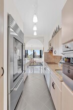 240 E 47th St in New York, NY - Building Photo - Building Photo