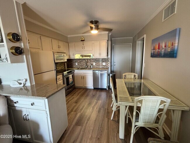 2008 E Fort Macon Rd in Atlantic Beach, NC - Building Photo - Building Photo