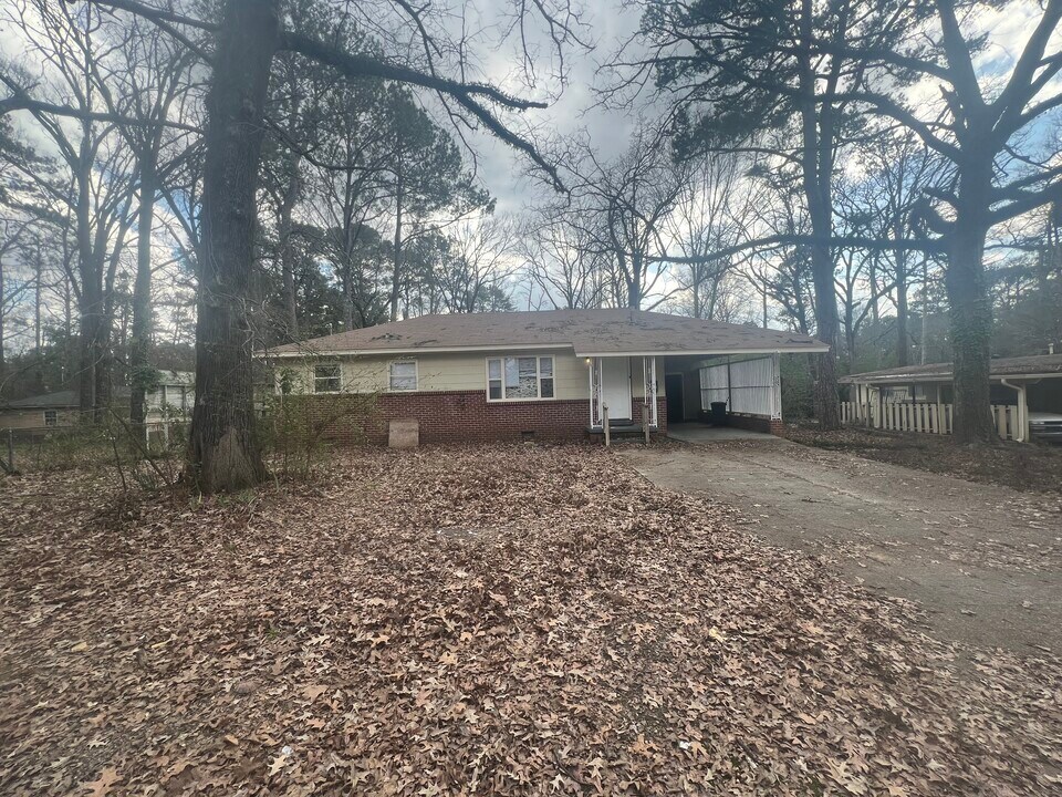 1215 Tara Rd in Jackson, MS - Building Photo