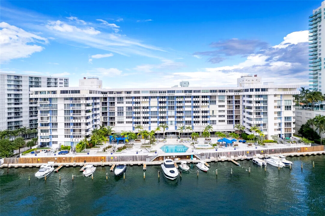 800 West Ave, Unit 435 in Miami Beach, FL - Foto de edificio