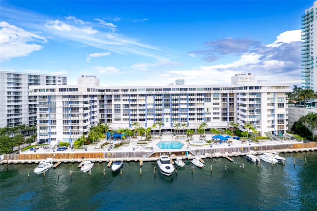 800 West Ave, Unit 338 in Miami Beach, FL - Foto de edificio - Building Photo