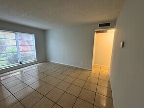 4425 Treehouse Ln in Tamarac, FL - Building Photo - Building Photo