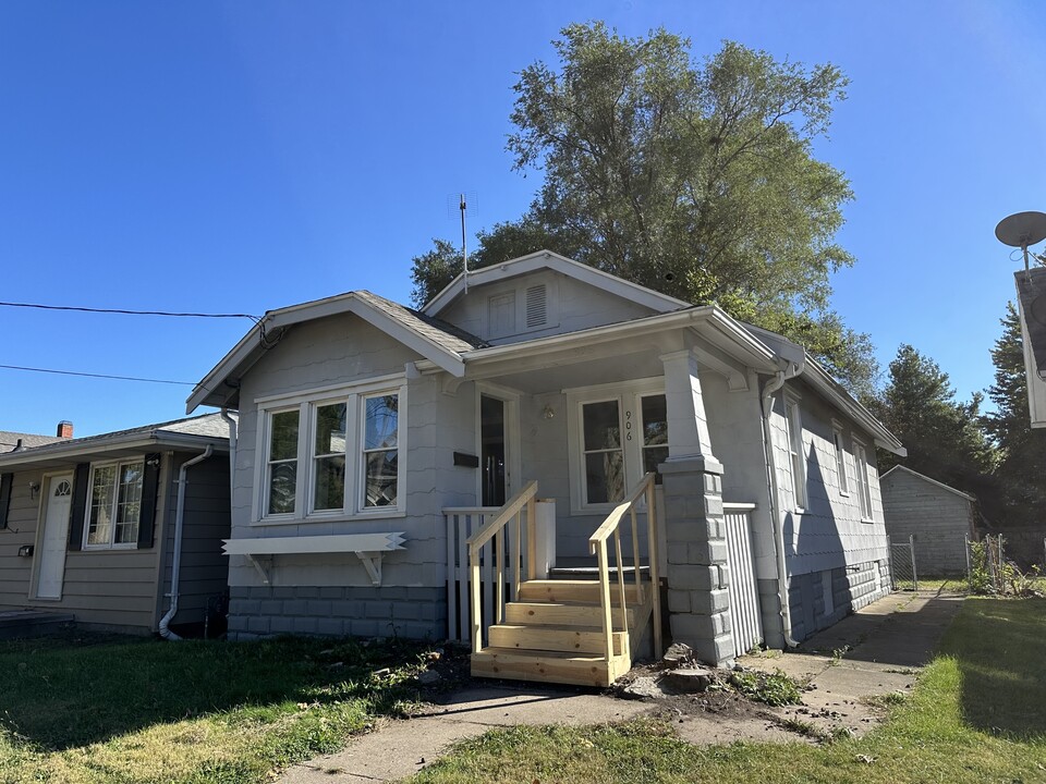 906 E Virginia Ave in Peoria, IL - Foto de edificio