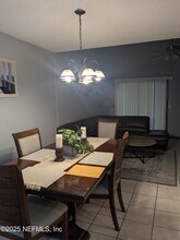 733 Century 21 Dr in Jacksonville, FL - Foto de edificio - Building Photo