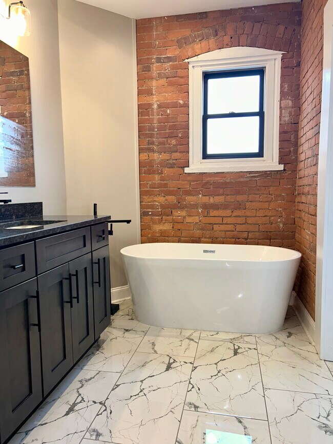 27 E Northampton St, Unit 102 in Wilkes-Barre, PA - Building Photo - Building Photo