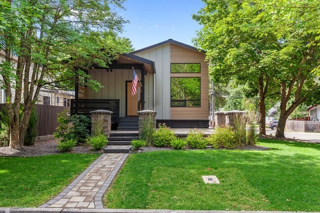 property at 902 E Bancroft Ave