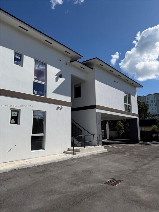 210 SE 10th St in Hallandale Beach, FL - Building Photo