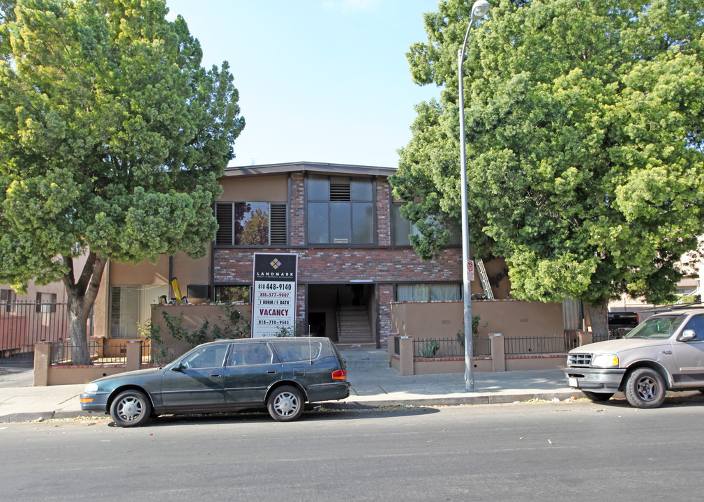 Canoga Capri in Canoga Park, CA - Foto de edificio