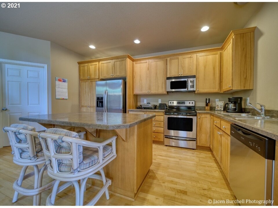 111 Coho Ter in Rainier, OR - Building Photo