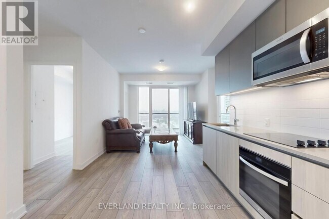 5858 Yonge St in Toronto, ON - Building Photo - Building Photo