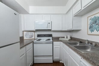 Carelton Courtyard in Galveston, TX - Foto de edificio - Building Photo