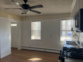 46 Phenix Ave, Unit 46 in West Warwick, RI - Foto de edificio - Building Photo