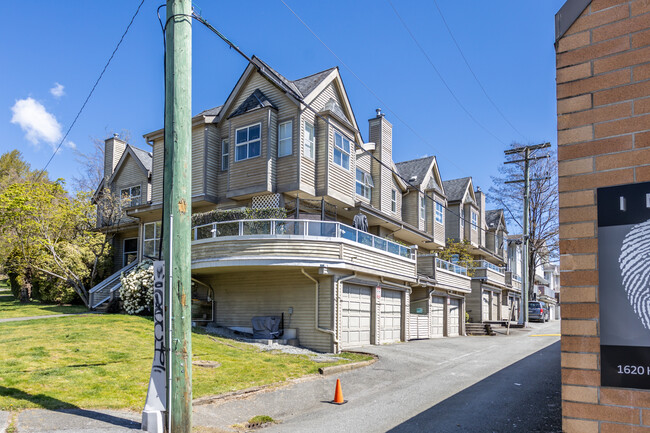 925 Tobruck Av in North Vancouver, BC - Building Photo - Building Photo